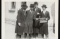 1929. Cuatro jóvenes religiosos judíos leen un periódico en la esquina de una calle en Kolbuszowa.    En la foto de derecha a izquierda: (desconocido), Meilech Kirshenbaum, (desconocido) y Mordechai Israelowicz. ©USHMM, cortesía de Norman Salsitz