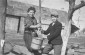 8 de octubre de 1940. Dos hermanos judíos sacan agua de un pozo en el gueto de Kolbuszowa. En la foto aparecen Manius y Niunia Notowicz. © USHMM, cortesía de Norman Salsitz