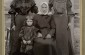 Chana Golda Weintraub Okon  (mujer del medio) con sus dos hijas Basha (a la izquierda) and Shaefa (a la derecho), asesinada en Grymailov. Rose Okon (un niño) fue tomado a America alrededor de 1920 ©   De los archivos personales de Susan B. Solomon